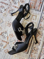 صندل قوتشي ساتان هورسبت هيلز عصري بلون أسود