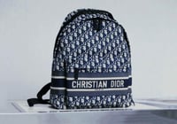 شنطة ديور للظهر لون يشعار الماركة لون اسود