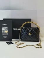 شنطة صغيره مع سلسلة شانيل 18سم بلون اسود وذهبي