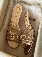 صندل كعب عالي بدون حزام من جوتشي تصمي أنيق لون ذهب...