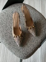 صندل قوتشي نسائي هورسبت بحزام خلفي لون بني مزين بس...