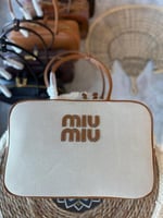 شنطة عملية للنساء ميو ميو لون ايفوري وعسلي بمقابض...