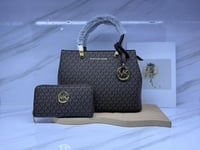 شنطة كتف مايكل كورس مع محفظة طبعة لوجو اسود