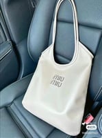 حقيبة كتف جلدية كبيرة من ميوميو لون ابيض أنيق