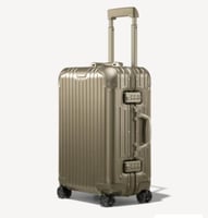 شنط سفر ريموا بعجلات بثلاثة أحجام لون رمادي معدني