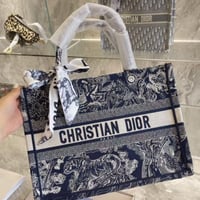 حقيبة نسائية ديور CD كحلي مع سكارف على المقبض