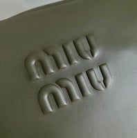 شنطة ميوميو مربعة سحاب بمقابض وحزام كتف لون أخضر