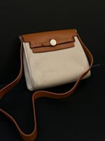 حقيبة قماش مع جلد هيرمس هيرباق 20سم لون بيج وكرامي...