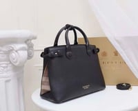 شنطة بربري بانر نسائية بمقابض علوية أطرف كارو بلون...