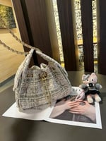 شنطة تويد نسائية شانيل 25 لون بيج بسلسلة كتف ذهبية