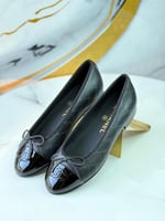 حذاء شانيل نسائي فلات باليرينا بلون أسود بنقوش أني...