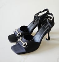 صندل قوتشي ساتان هورسبت هيلز عصري بلون أسود