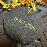 حقيبة يد ليدي ديور بمقابض علوية لون أسود معدن ذهبي