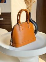 شنطة نسائي لويس فيتون ماستر كواليتي لون عسلي