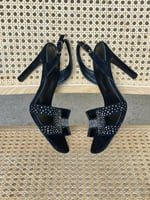 هيلز ايرميز ايلا صندل بحزام خلفي لون اسود مزين بست...