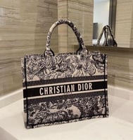 حقيبة ديور توت باق نقشة الغابة لون اسود وبيج