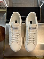 سنيكر دولتشي اند جابانا رجالي بلون ابيض سادة بشعار...