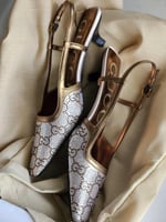 صندل بكعب منخفض نسائي من جوتشي بحزام خلفي لون فضي...