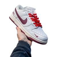 حذاء باسكت بول نايكي دنك لو أبيض بلمسات برغندي