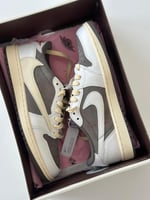 نايك شوز ايرجوردن لو1 × ترافيس سكوت أبيض ورمادي