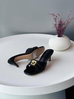 صندل بلا حزام فيندي FFold بكعب متوسط بلون أسود لوج...