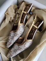 صندل بكعب منخفض نسائي من جوتشي بحزام خلفي لون فضي...