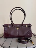 حقيبة جلد لامعة برادا بوني 32سم بمقابض كبيرة وحامل...