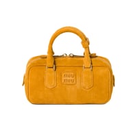 شنطة يد ميو ميو اركادي لون عسلي بمقابض علوية