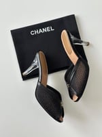 هيلز شانيل أسود مزين بستراس بكعب شفاف