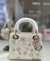 حقيبة صغيره ليدي ديور لون ابيض بستراس فضي وسلسلة