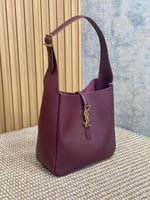 شنط ايف سانت لوران لو5 اي7 للكتف لون برغندي