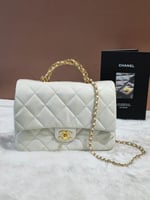 شنطة ميني فلاب شانيل جلد مبطن بسلسلة لون أبيض