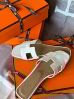 سليبر هرمز نسائي جلد أبيض نعل بني مريح