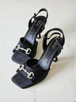 صندل قوتشي ساتان هورسبت هيلز عصري بلون أسود