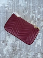 حقيبة نسائية غوتشي مارمونت 22سم بسلسلة كتف لون برغ...