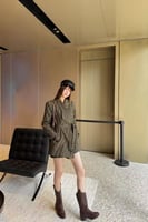 جاكيت نسائي فيندي وارب بحزام نقشة FF لون بني واسود