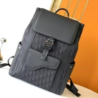 شنطة ظهر ديور ايسينشيال لون اسود بطبعة D اوبليك