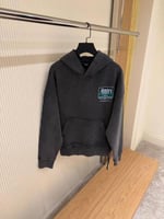 هودي رجالي اميري لون أسود بطبعة ملونة على الظهر