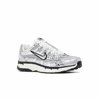 سنيكرز نايكي P-6000 لون ميتاليك سيلفر للجنسين