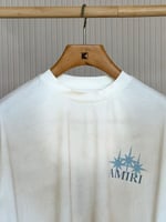 تي شيرت أميري ستاربرست رجالي لون ابيض طبعة أزرق