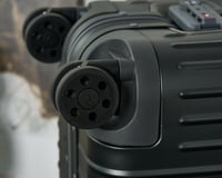 شنطة سفر بعجلات من ريموا Cabin Twist Suitcase لون...