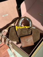 حقيبة ميوميو اركادي بمقابض علوية شامواه لون بني