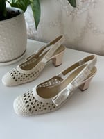 صندل قماشي بكعب منخفض ديور مغلق من الأمام بلون بيج