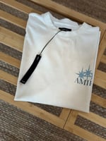 تي شيرت أميري ستاربرست رجالي لون ابيض طبعة أزرق