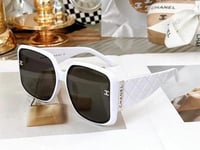 نظارات شمسية بعدسات كبير مربعة من شانيل بلون ابيض