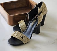 هيلز بشريط شانيل أسود تطريز ذهبي