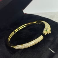 سوار ذهبي فاخر من كارتير مع تطريز ستراس راقي