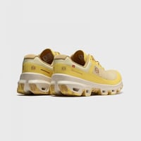 سنيكرز لويفي اون رانينج أصفر قماش شبكي