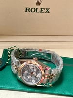 ساعة يد روليكس برونزية وفضية بتفاصيل مميزة