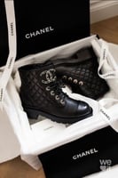 حذاء نسائي جلدي أسود شانيل كومبات بشعار cc المتشاب...